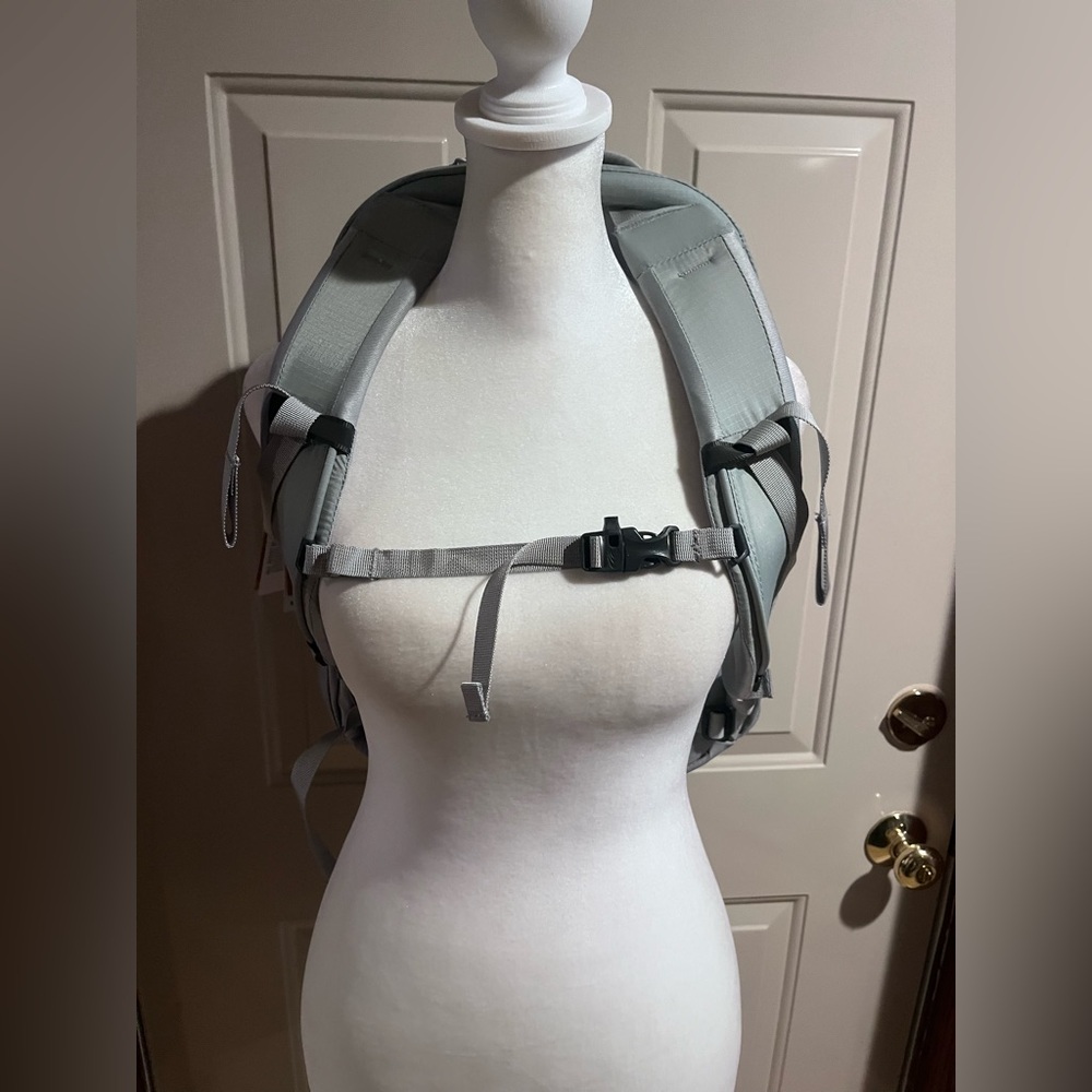 The North Face Surge Luxe Gray/mint Backpack 31L Laptop Travel Bag NWT - Picture 8 of 8